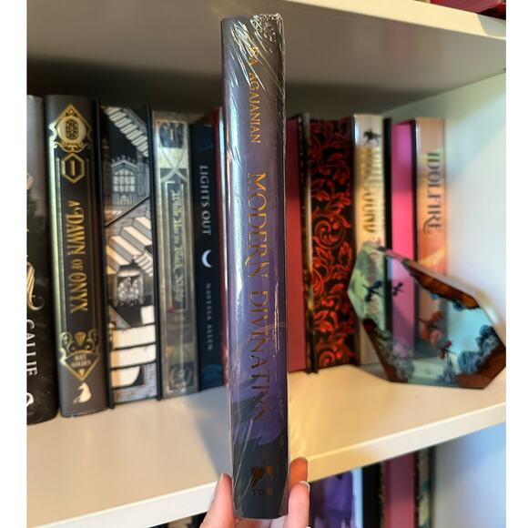 Owl Crate Special Edition Modern Divination By Isa Agajanian - Picture 4 of 6